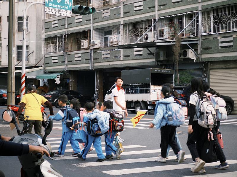 信義房屋永康勝利店近期開始協助勝利國小的路口導護工作。