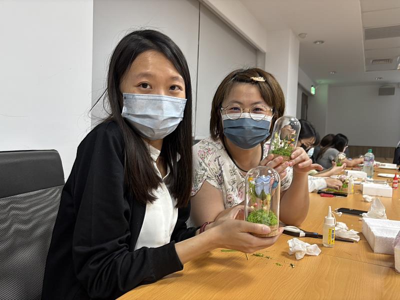 「2025 SDGs青銀世代療癒小物DIY」快閃工作坊-透過溫馨有感的手作小物DIY,讓參與者認識「青銀共創」USR計畫在高齡照護領域的具體行動方案。