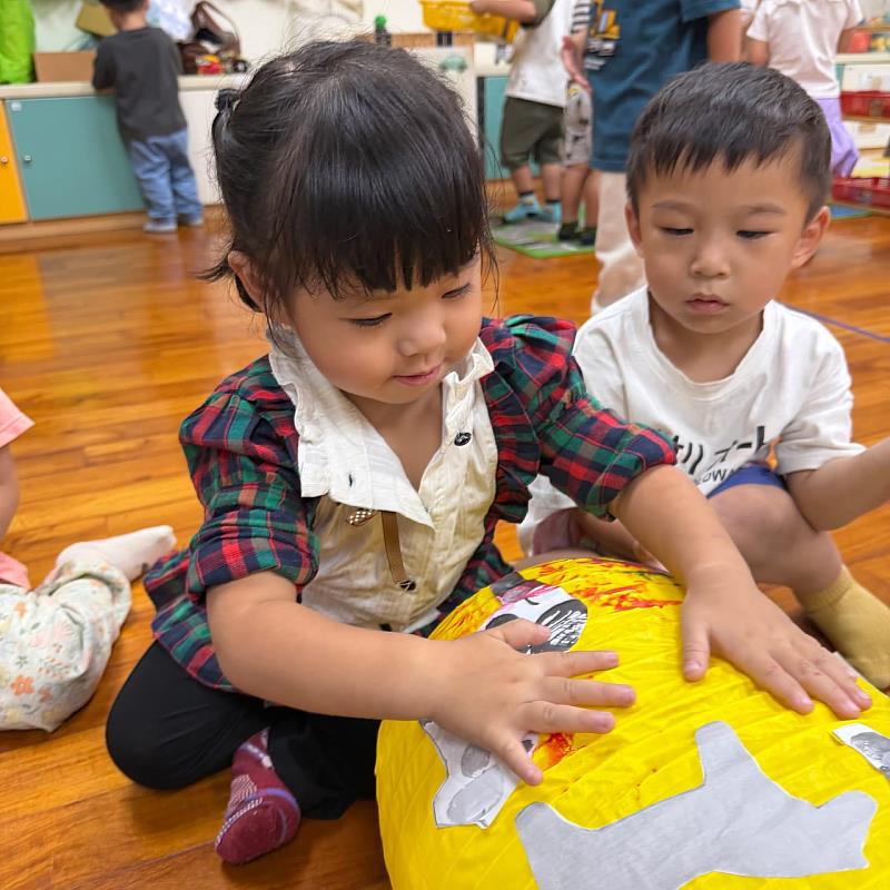 南臺科大「南臺科大・燈入你心」神農南臺繪燈趣活動現場,幼兒園學童們專注投入花燈共繪,用小小的雙手彩繪出充滿童趣的創意花燈。