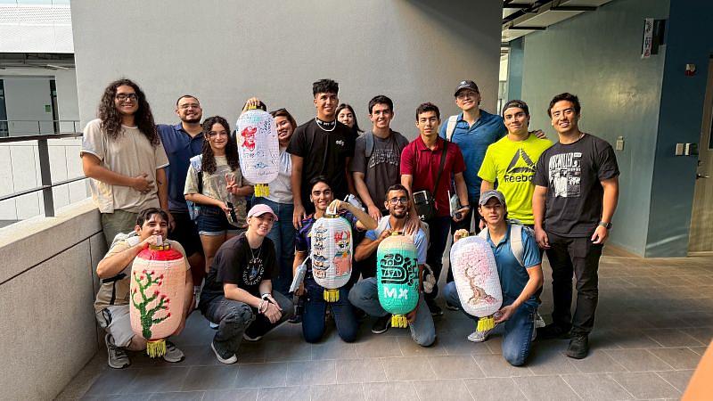 「南臺科大・燈入你心」神農南臺繪燈趣活動，特別帶領來自墨西哥兩州的「國際人才培訓合作計畫」外籍學生，親身體驗傳統花燈共繪的在地文化習俗，促進國際交流與文化體認。