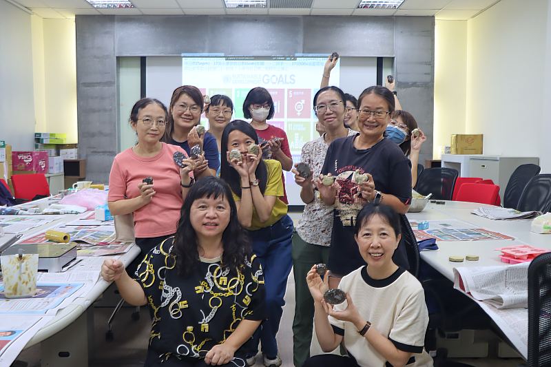 「SDGs在地香皂實作快閃工作坊」參與學員及教職員合影。學員們透過手作體驗，了解在地創生與文化內涵。