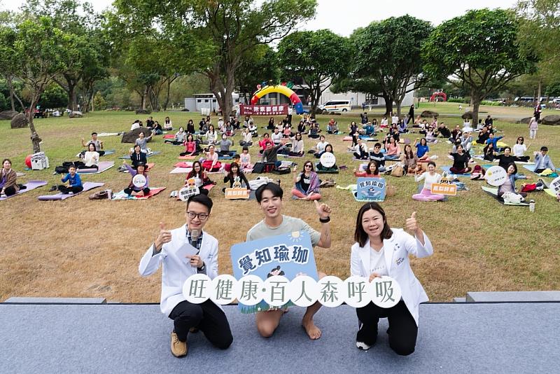 本場百人瑜伽由旺萊山「Dr. Liu 劉醫師」和健身工廠共同策畫，團隊營養師劉學民特別擔綱活動主持，帶領大家擁抱自然、放鬆身心，感受精神與土地的情感連結。（資料來源：旺萊山）