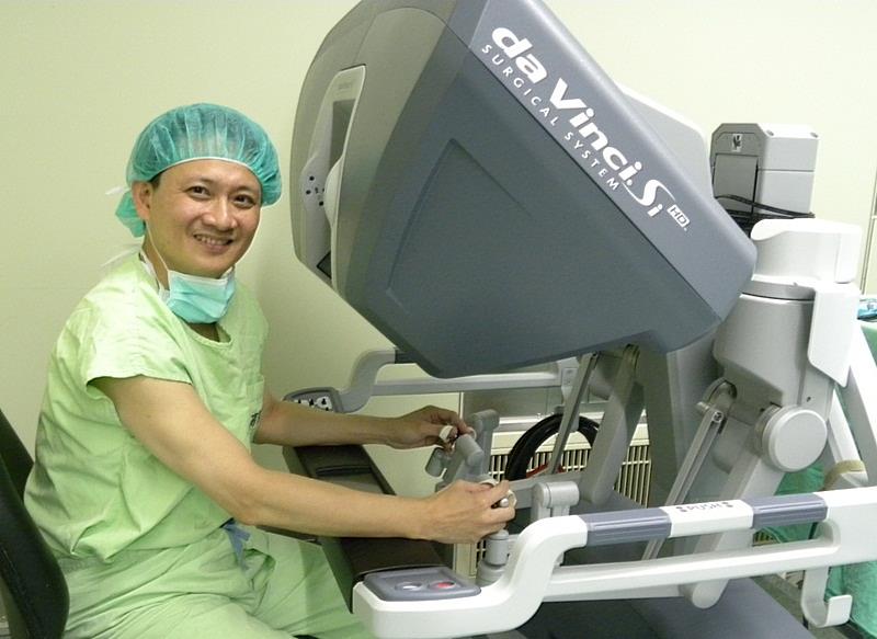 王照元院長49歲才開始學習達文西,是當時同批學習者中年紀最長的一位,他笑稱自己是「晚學者」,卻也是最堅定的實踐者,他認為精進手術技術沒有終點,只要能讓病人更好,他就會繼續往前走