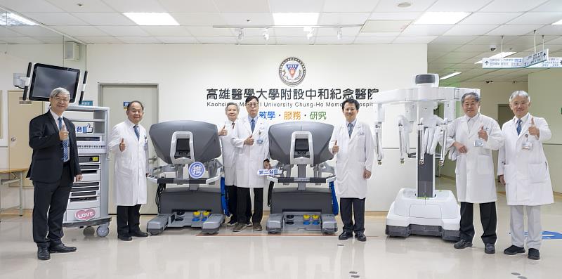 因應日益成長的手術需求，高醫近期在董事會支持下再度投資上億元引進進階版達文西機械手臂手術系統頂規組合，導入南台灣唯一「達文西雙醫師主控台」與「連動手術床系統」