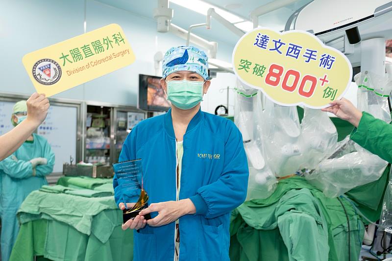 大腸直腸外科權威、高醫院長王照元教授個人執行達文西機械手臂手術正式突破800例,成為全台率先達到此紀錄的醫師