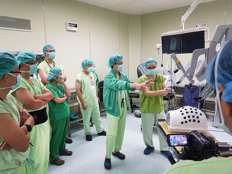 高醫是全台首家同時獲得「達文西手術觀摩看刀中心」與「美國SRC卓越中心雙國際認證」的機構，全台已有超過30家醫院、50位大腸直腸外科醫師至高醫觀摩手術
