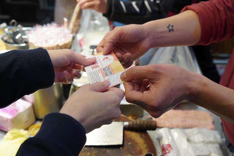 受助民眾可持待用餐券至新北市愛心店家取餐，詳細店家資訊可至 eFOOOD 待用餐地圖查詢