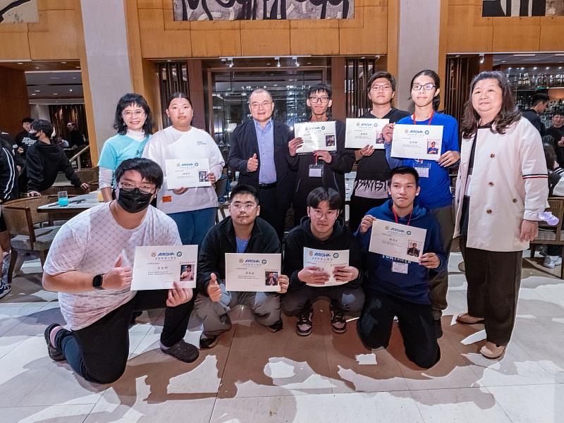 達發科技謝清江董事長頒贈證書給花蓮高工學生。