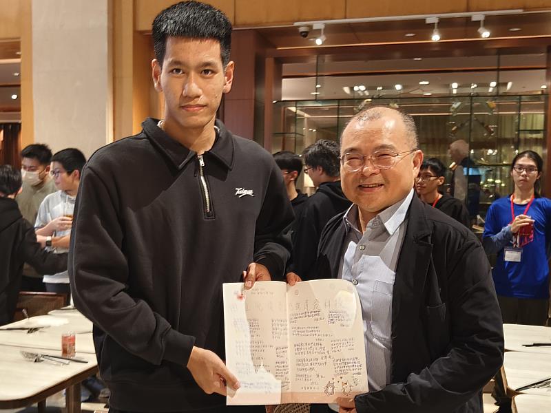 光復商工學生代表林裔展致贈感謝卡片給達發科技謝董事長。