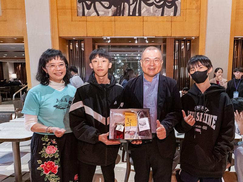 五味屋孩子準備親手製作的農作物感謝達發科技謝清江董事長。