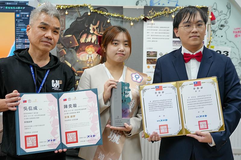 資管系大四學生陳奕璇(中)榮獲第54屆全國技能競賽3D數位遊戲藝術職類(青年組)金牌及正取國手資格，並勇奪第3屆亞洲技能競賽銀牌。