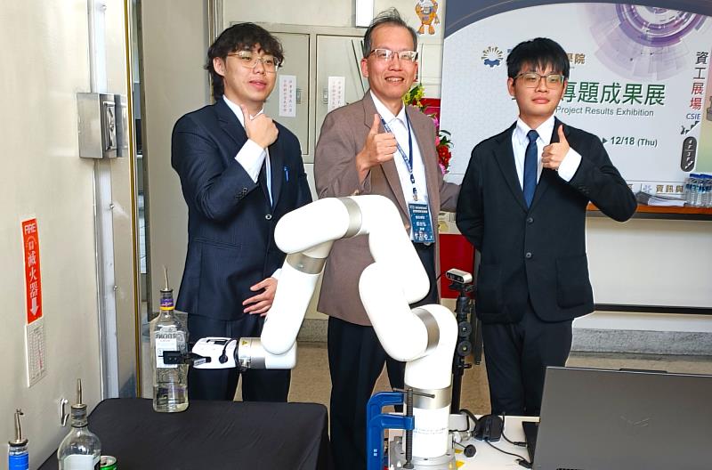 資工系聚焦人工智慧核心技術研發，「AI調酒師」專題結合大型語言模型與協作型機械手臂，人機互動體驗十分吸睛。