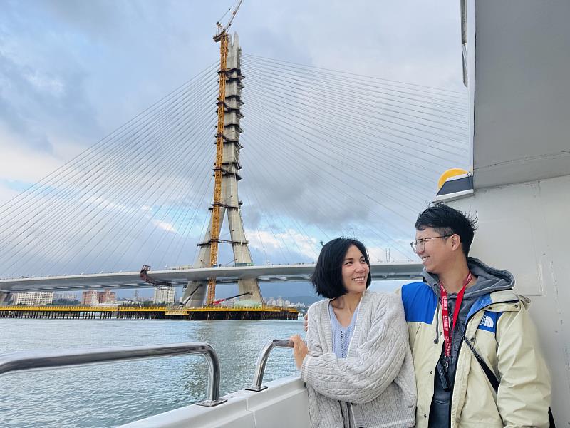 由淡水古蹟博物館、十三行博物館共同策畫的「與橋同行－淡八共鳴」水陸雙遊程，以國際地標淡江大橋為主軸，串聯淡水河兩岸陸上的歷史古蹟與考古文化，並獨家包船出航，提供遊客多元豐富的旅遊選擇。