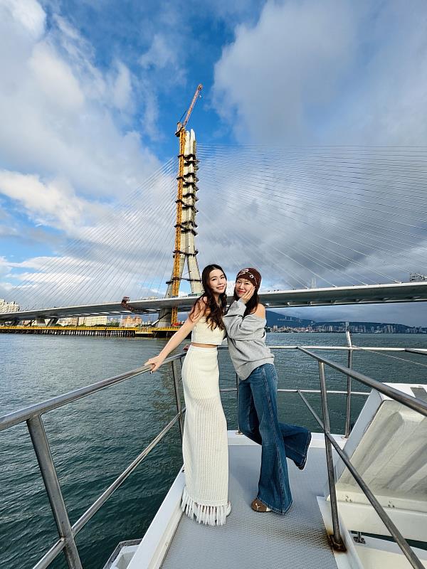 由淡水古蹟博物館、十三行博物館共同策畫的「與橋同行－淡八共鳴」水陸雙遊程，以國際地標淡江大橋為主軸，串聯淡水河兩岸陸上的歷史古蹟與考古文化，並獨家包船出航，提供遊客多元豐富的旅遊選擇。