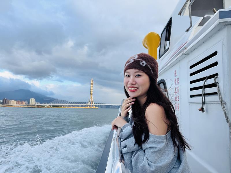 由淡水古蹟博物館、十三行博物館共同策畫的「與橋同行－淡八共鳴」水陸雙遊程，以國際地標淡江大橋為主軸，串聯淡水河兩岸陸上的歷史古蹟與考古文化，並獨家包船出航，提供遊客多元豐富的旅遊選擇。