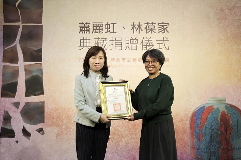 蕭麗虹女士作品的捐贈顧問翁淑英(右)代捐贈者陳光雄接受感謝。