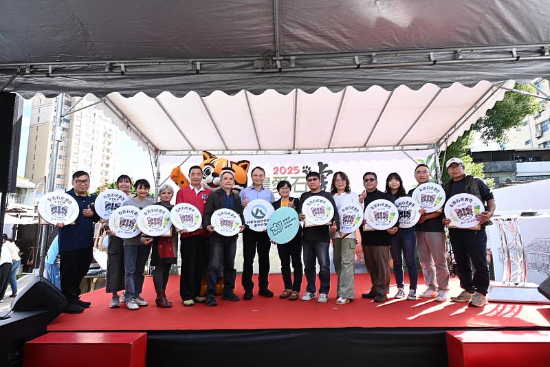 張弘毅分署長與長期推廣石虎保育的生多所林育秀副研究員共同頒發標章予今年新獲認證的12位農友