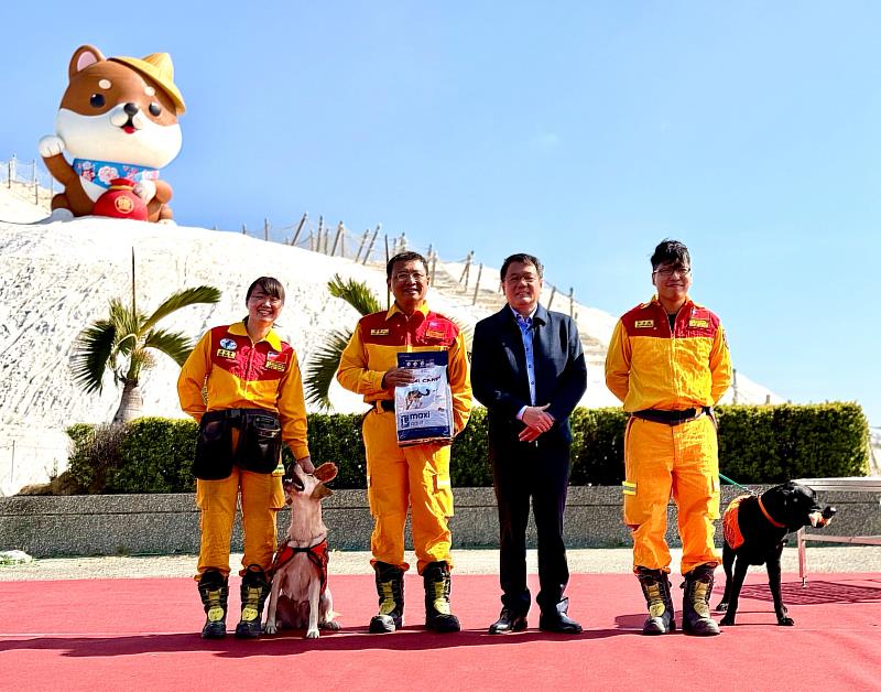 圖4_臺鹽公司以實際行動挺搜救！臺鹽董事長丁彥哲（右2）致贈狗糧慰勞搜救犬，感謝這群「毛英雄」守護市民安全，由台南市政府消防局特種搜救隊大隊長謝榮仁（左2）代表受贈。