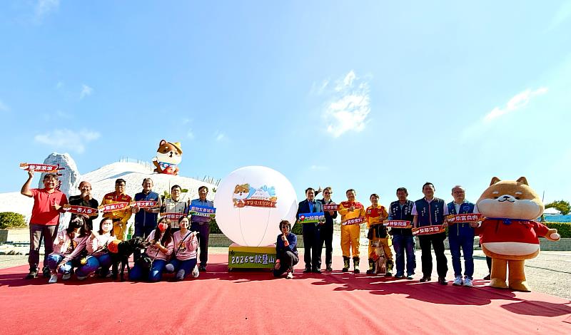 6米巨柴成為七股鹽山最萌地標！毛小孩列車啟程招「柴」