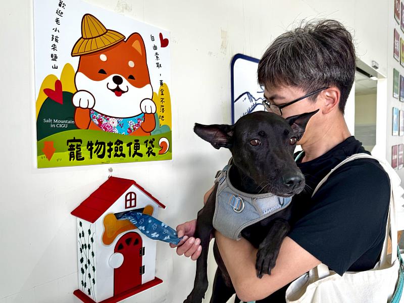 響應台南寵物友善城市願景，七股鹽山今年服務暖心升級，園區內特別增設免費撿便袋設施，讓毛孩爸媽能更安心地帶著寶貝落地暢遊。