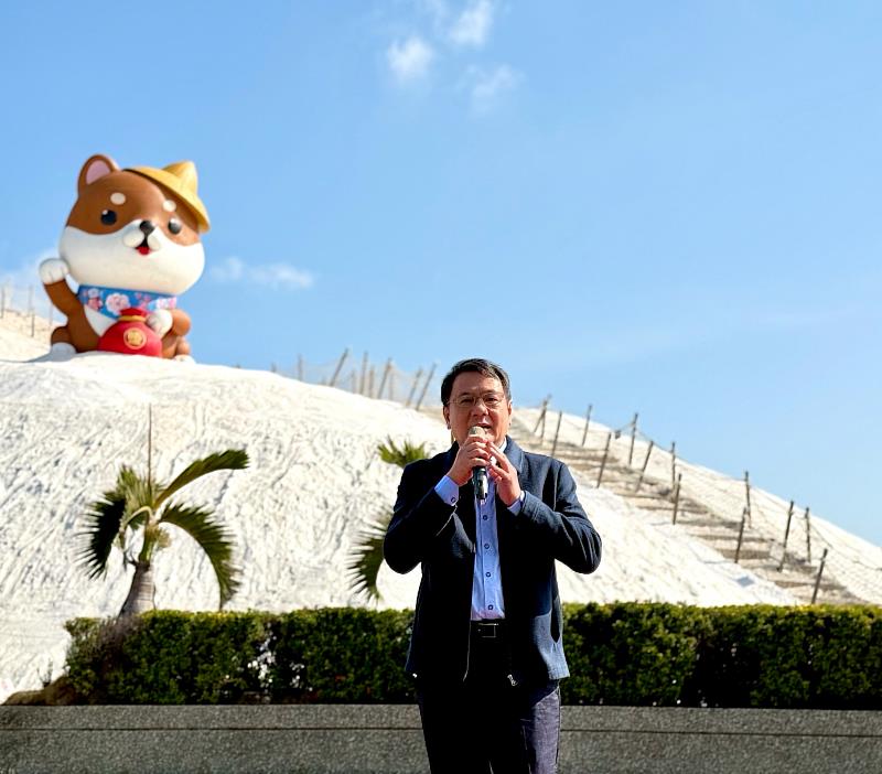 臺鹽公司董事長丁彥哲表示,今年七股鹽山裝置主角「鹹DOG DOG」化身勤奮小鹽工,不僅守護著鹽山的記憶,更取「柴」與「財」的吉祥諧音,期盼將財運與祝福傳遞給每一位來訪七股鹽山的旅客。