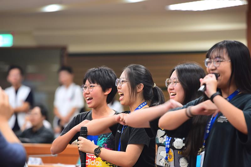 參賽隊伍共30組,分別進行加油隊呼