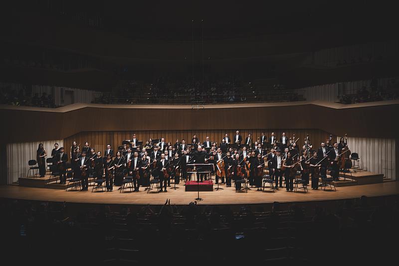 誠摯邀請您與長榮交響樂團共同在音樂與歌聲交織的瞬間，感受人類最純粹的歡樂與希望。