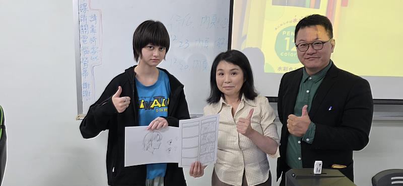 中華藝校學生獲得淺井香老師(中)繪製之作品