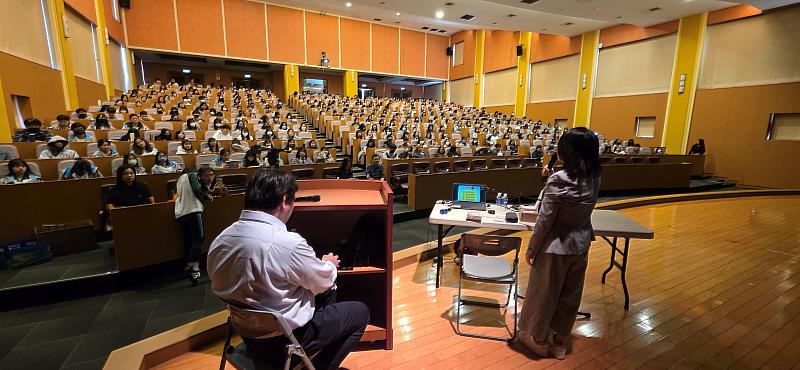 淺井香老師至僑泰高中分享漫畫技巧