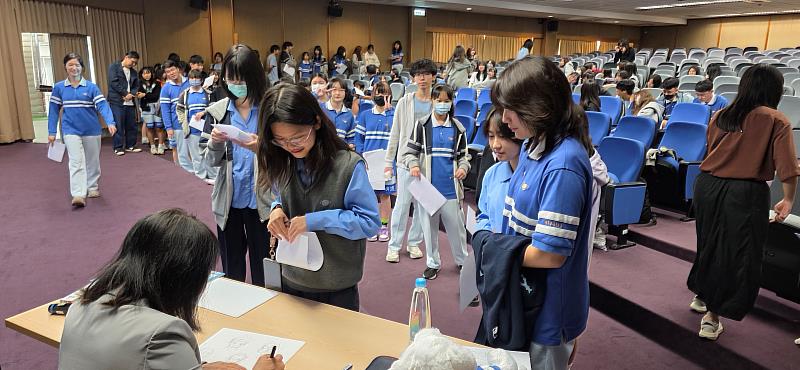 明道高中學生於講座後，排隊讓淺井香老師簽名