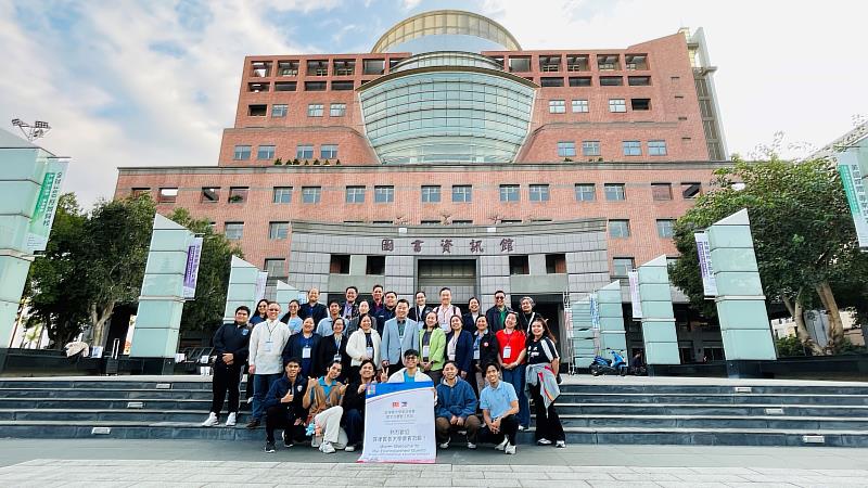 李天祥校長(2排左4) 與校內師長、菲律賓各學校代表及新型專班學生合影