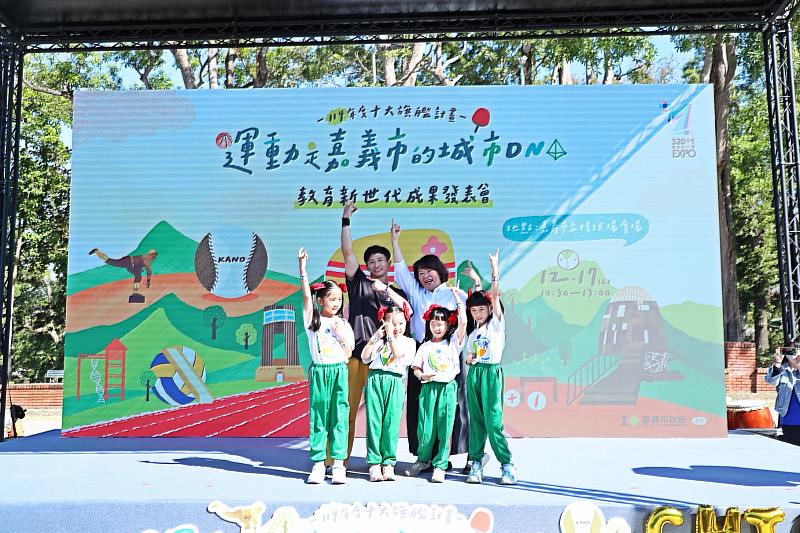 0_黃敏惠市長與學生一起跳健康操 (2)