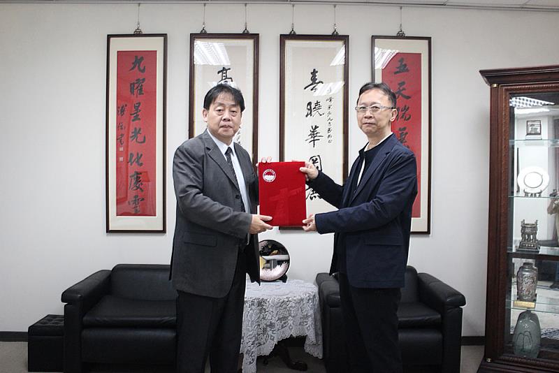 土地資源學系郭進泰副教授（左）代表學程團隊，將勞動部「全國優良學程」獎狀致贈校長王子奇（右），共同分享文化大學學用合一的榮耀成果。