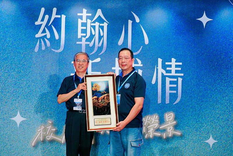唐彥博校長（左）致贈感謝牌予闕玖榮理事長（右），感謝校友總會長期以來對母校的全力支持，並肯定校友總會在凝聚校友力量、回饋母校發展上所扮演的關鍵角色。