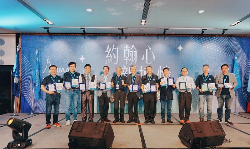 唐彥博校長親自致贈感謝牌給《菁英傳》發起人執行董事曾鴻鍊及十傑，感謝校友典範為母校留下珍貴的精神資產。左起：朱復銓、賴俊年、艾和昌、簡展穎、唐彥博、曾鴻鍊、游森林、周哲弘、楊登嵙、林光宗及林建志。