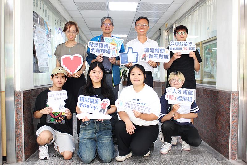 文化大學土地資源學系就業學程計畫團隊合影，展現師生共同推動學用合一與跨域實務課程的努力與成果。