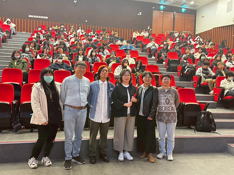 數媒系邀請《世外》導演吳啟忠(左3)，蒞校分享創作歷程與實務經驗，拓展學生的創作視野，強化對產業脈動的理解。