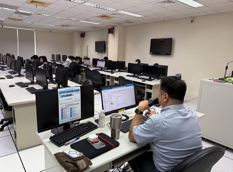 亞大人工智慧系開設微軟輔導班，老師講解系統功能及操作示範。