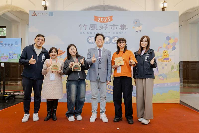 頒發「新竹市在地品牌優選認證」前三名合影