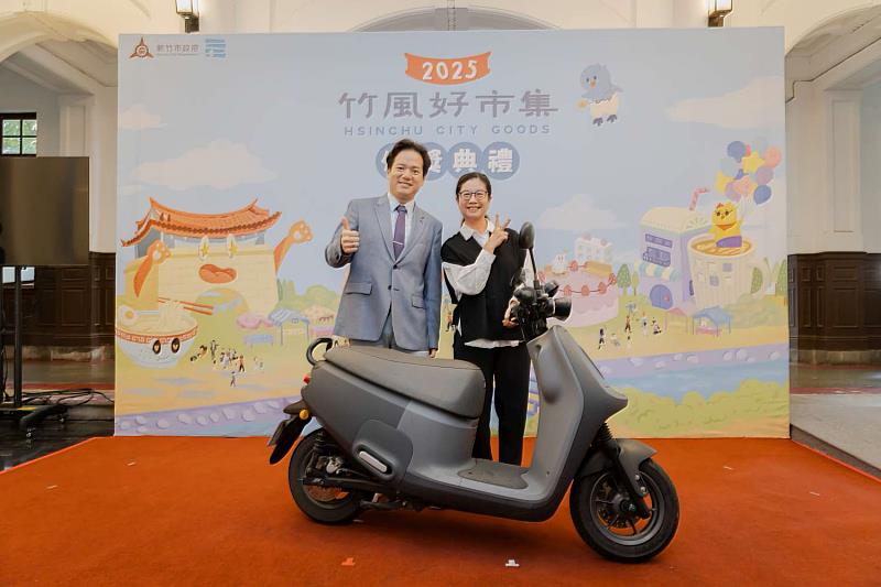 頒發市集消費抽獎最大獎GOGORO電動機車得主