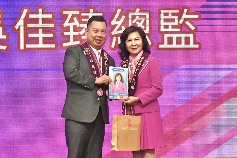 第三分區主席薛煒立（左）致贈彩繪光電板予 300E-3 區總監吳佳臻（右），感謝其清晰領導與高標準帶領，促使分區服務量能與組織動能全面提升。