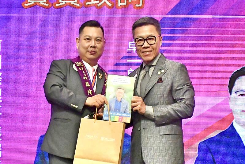 第三分區主席薛煒立（左）致贈「彩繪光電板」予 GAT 地區領導人陳峰基（右），象徵以科技培育領袖、以綠能壯大服務、以行動推進永續，具體實踐國際獅子會「We Serve」精神，展現公益服務與社會責任的跨域整合。