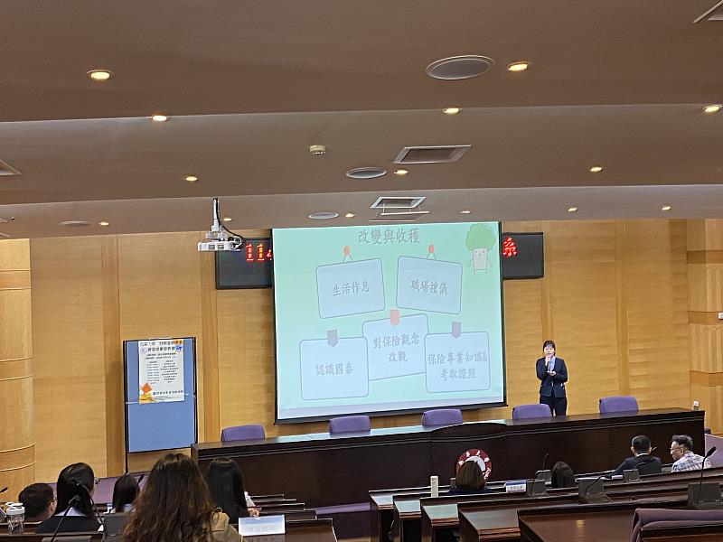 南華大學財務金融學系舉辦「暑期實習成果發表會」，吳佩芳同學發表實習成果。