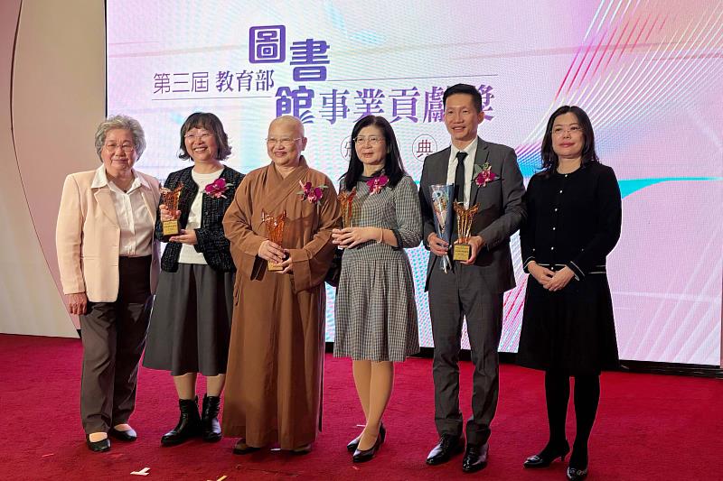 林雯瑤館長（右1）與黃鴻珠館長（左1）恭喜淡江大學資訊與圖書館學系校友獲獎。（圖／淡江大學提供）