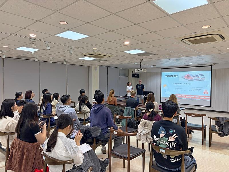 德國柏林技術與經濟應用科學大學(HTW Berlin)學生Lisa Dreßler及Ole Ramberg分享德國日常交通工具