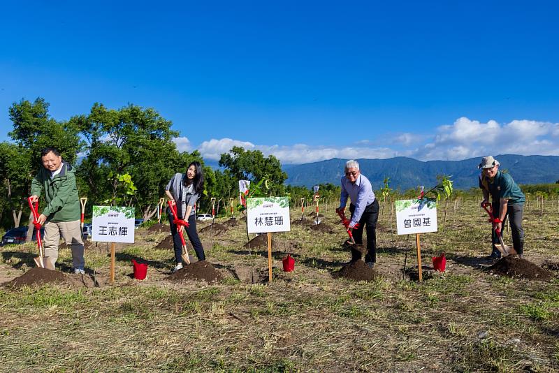 遠傳日前於台東池上宣布正式啟動20年植樹計畫，產官界貴賓皆到場共同參與支持。（左起）台東縣副縣長王志輝、遠傳電信公關暨企業永續長林慧珊、財政部國有財產署署長曾國基、元杉森林總經理胡惠雲