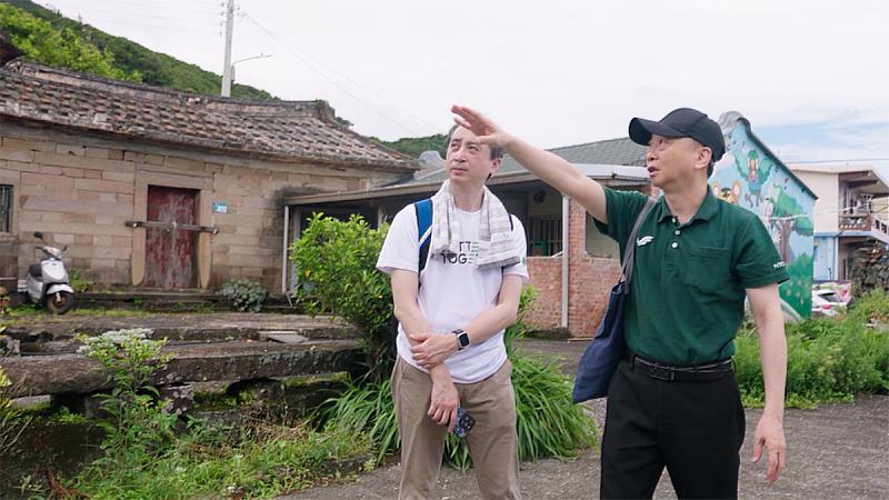 海大永續中心張文哲主任與國泰人壽張殷壽副總實地走入卯澳，交流地方淨零發展方向。