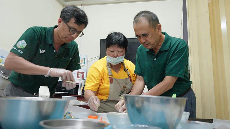 蔡震壽名譽教授、宋文杰教授與在地夥伴林愛花開發特色食材，促進地方食農經濟。