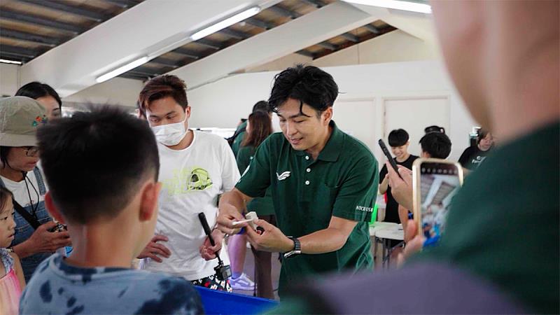 識名信也教授推動「珊瑚小學堂」帶領學童親手種植珊瑚苗，建立海洋碳匯概念。