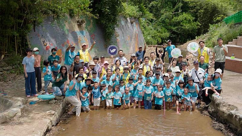 謝忠恆教授與王嘉陵教授以造舟及河蟹放流體驗課程，培養學童生態永續觀念及素養。